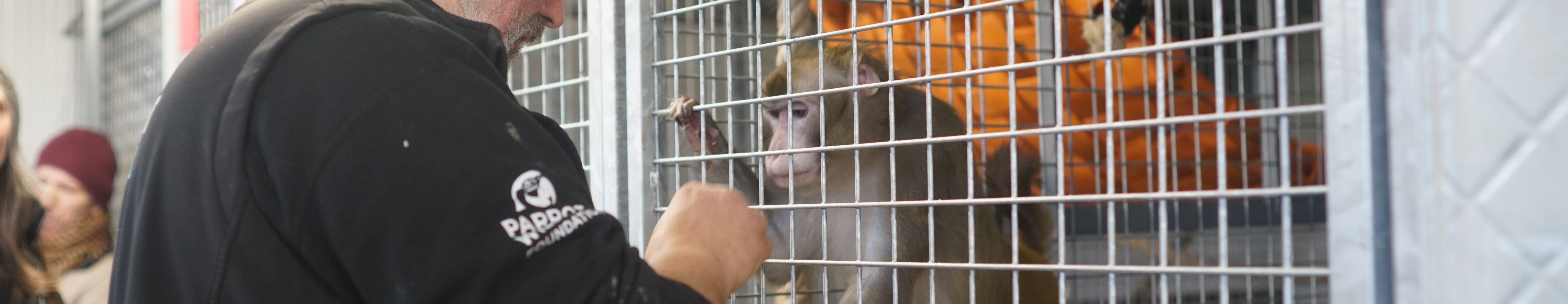 Équipe de PWLF devant le sanctuaire construit pour les macaques
